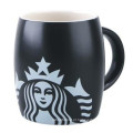 Café preto de Starbucks que cinzela a caneca